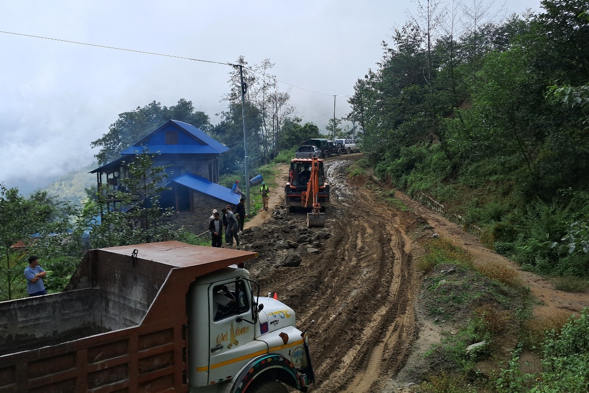 फोक्सिङटारको पुल बगाएपछि श्रमदानमार्फत मर्मत