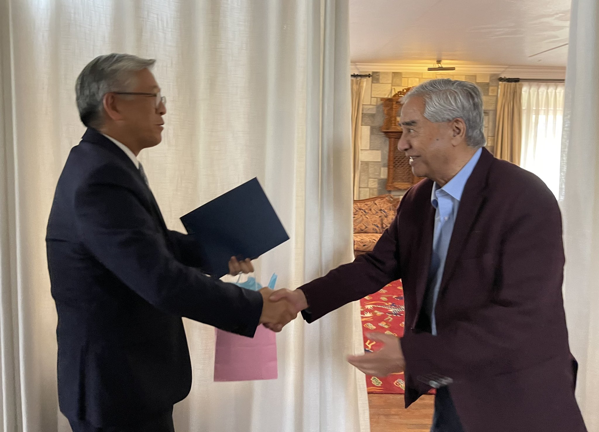 कांग्रेस सभापति देउवा र अमेरिकी सहायक विदेशमन्त्री लुबीच भेटवार्ता