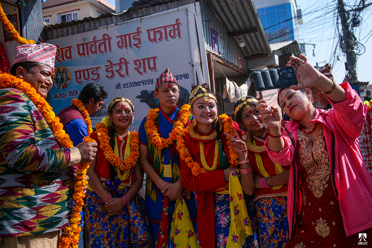 नेताहरूका घरमा किसानको देउसी भैलो (तस्वीरहरू)