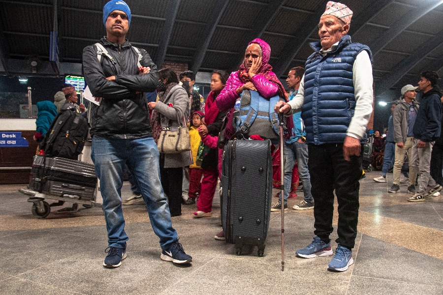 विमानस्थलमा प्रियजनलाई बिदाइ गर्दा…