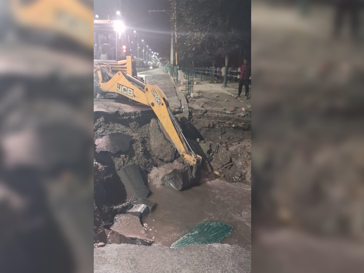 बबरमहलमा फुटेको खानेपानीको पाइप मर्मत जारी