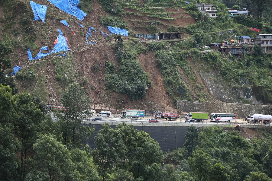 बाढीपहिरोपछि अवरुद्ध यी सडकमा गाडी चल्न थाले