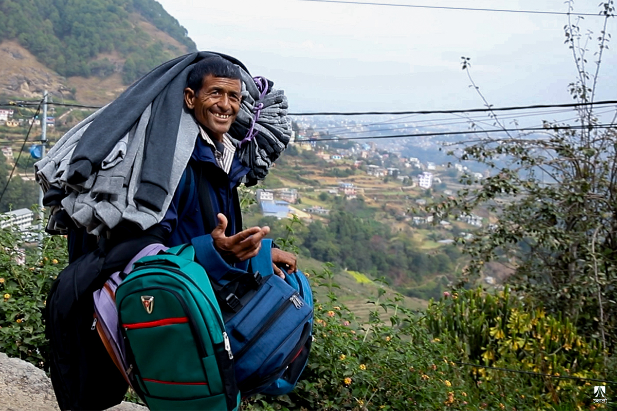जो काँधमा ‘कपडा पसल’ बोकेर २० वर्षदेखि गाउँ–गाउँ डुल्दैछन्