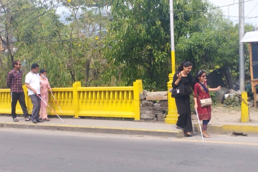 दृष्टिविहीनलाई बाटो देखाउँदै ‘गुगल’