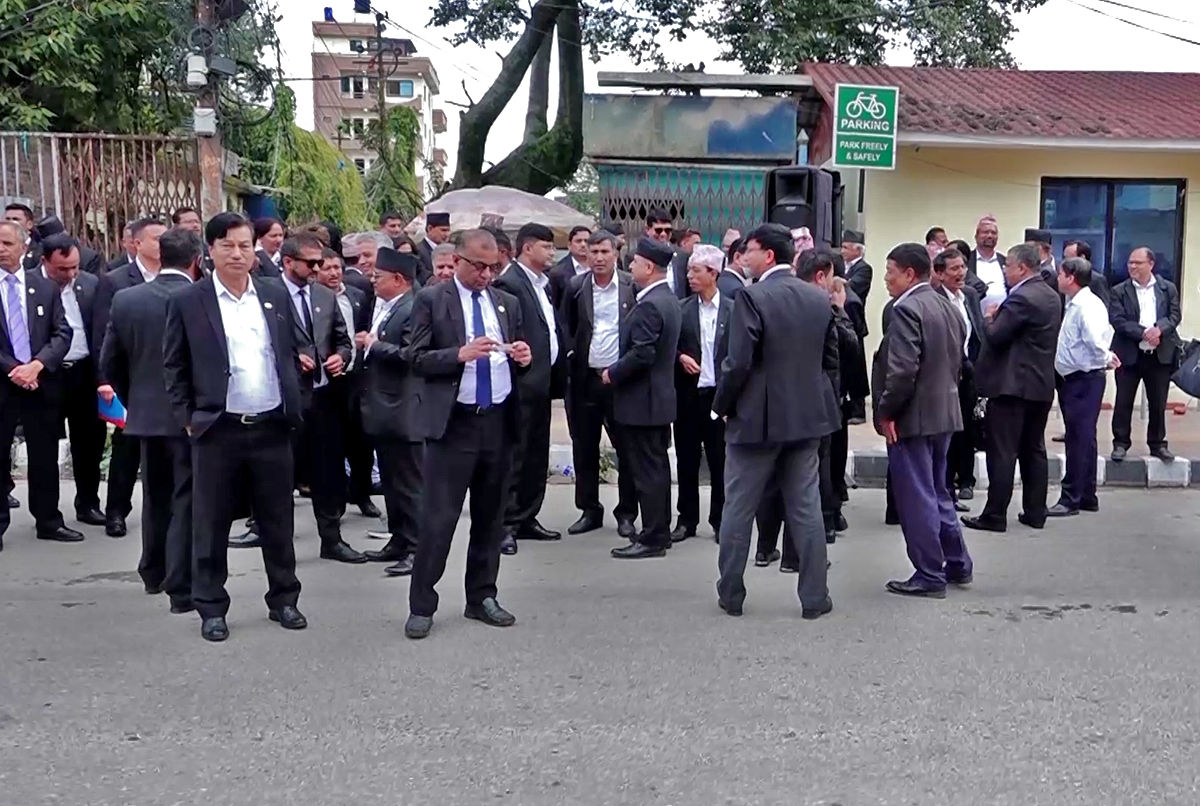 ललितपुर जिल्ला अदालतमा वकिलहरूको प्रदर्शन, मुख्य न्यायाधीश र विवादित कर्मचारीको सरुवा माग