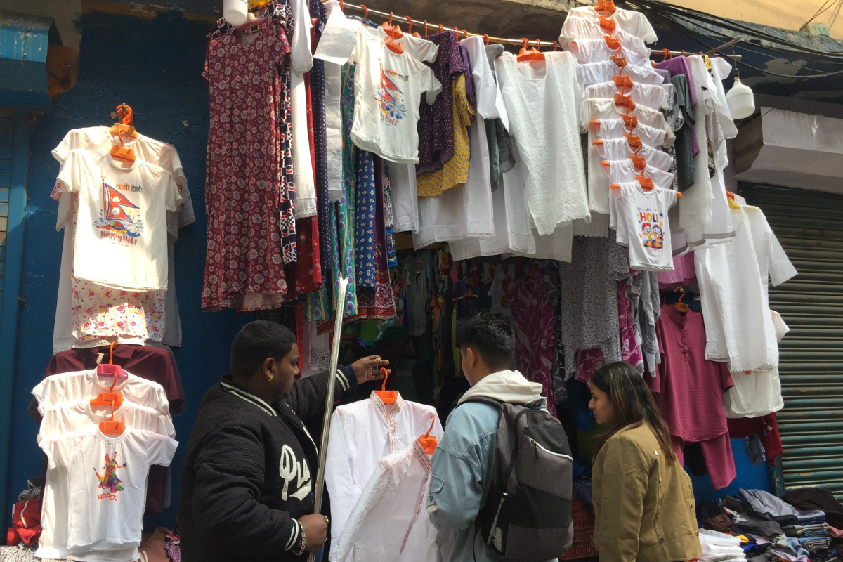 होलीको सेतो पहिरनले छपक्कै बजार