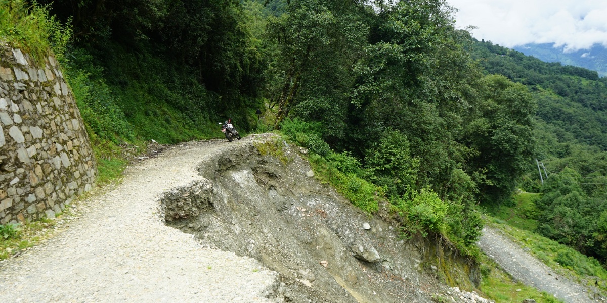 घोडेपानी सडकमा पहिरो: पर्यटक र स्थानीयलाई सास्ती 