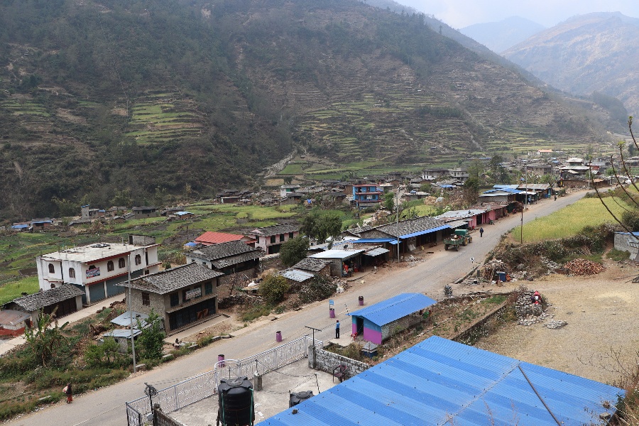 लोकमार्ग छेउछाउमा बाक्लिँदै बस्ती