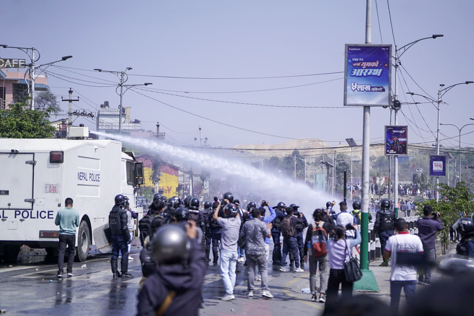 राजावादीको प्रदर्शनले तीनकुने क्षेत्र तनावग्रस्त, प्रहरीद्वारा पानीको फोहरा र टियर ग्यास प्रहार