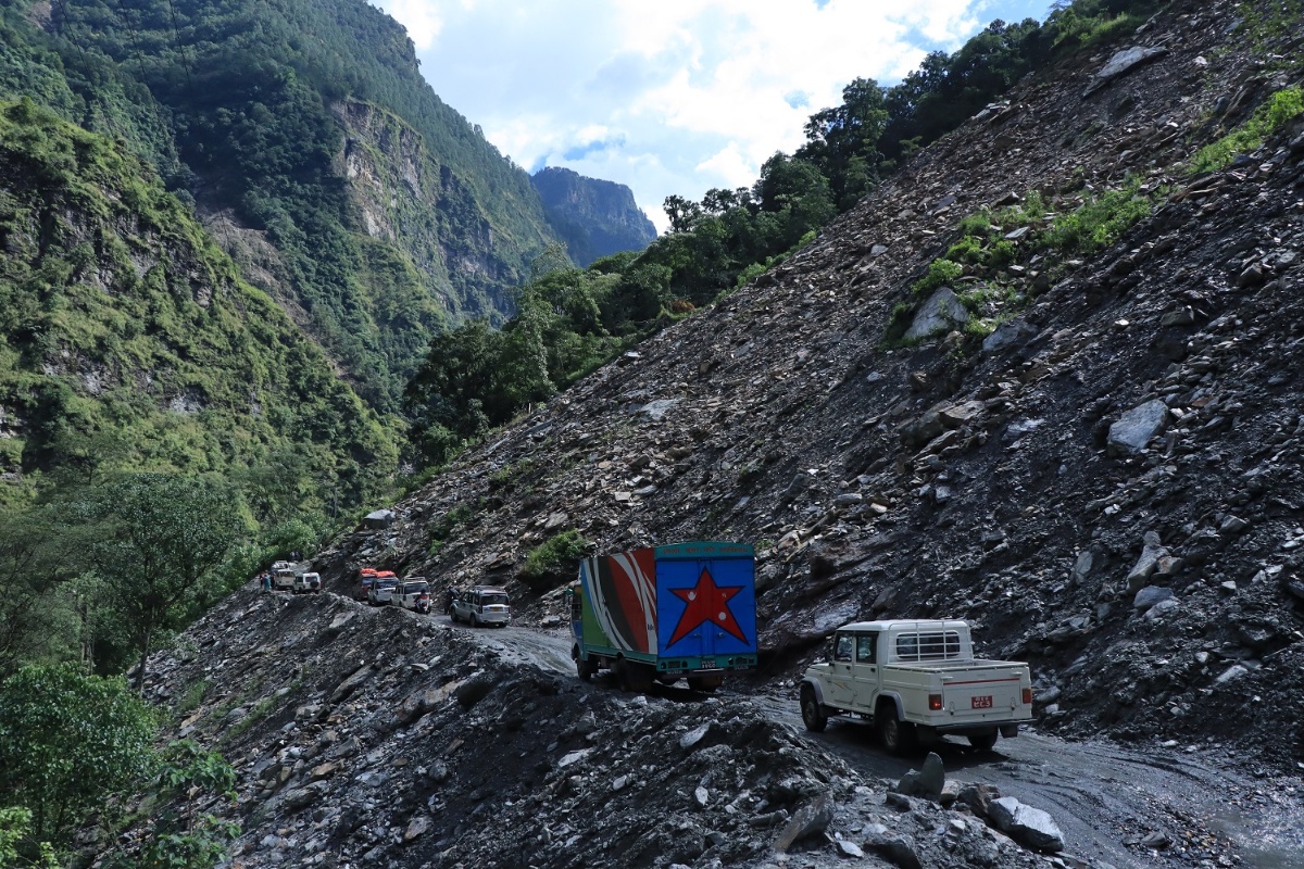 पहिरोले बेनी–जोमसोम सडकमा यातायात सेवा  प्रभावित