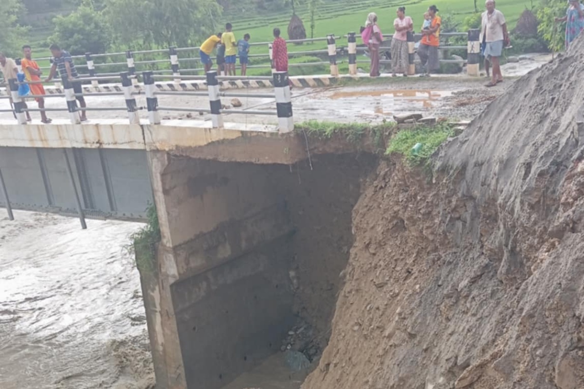 भटौली खोलाको बाढीले पक्की पुलमा क्षति, सवारी आवागमन बन्द