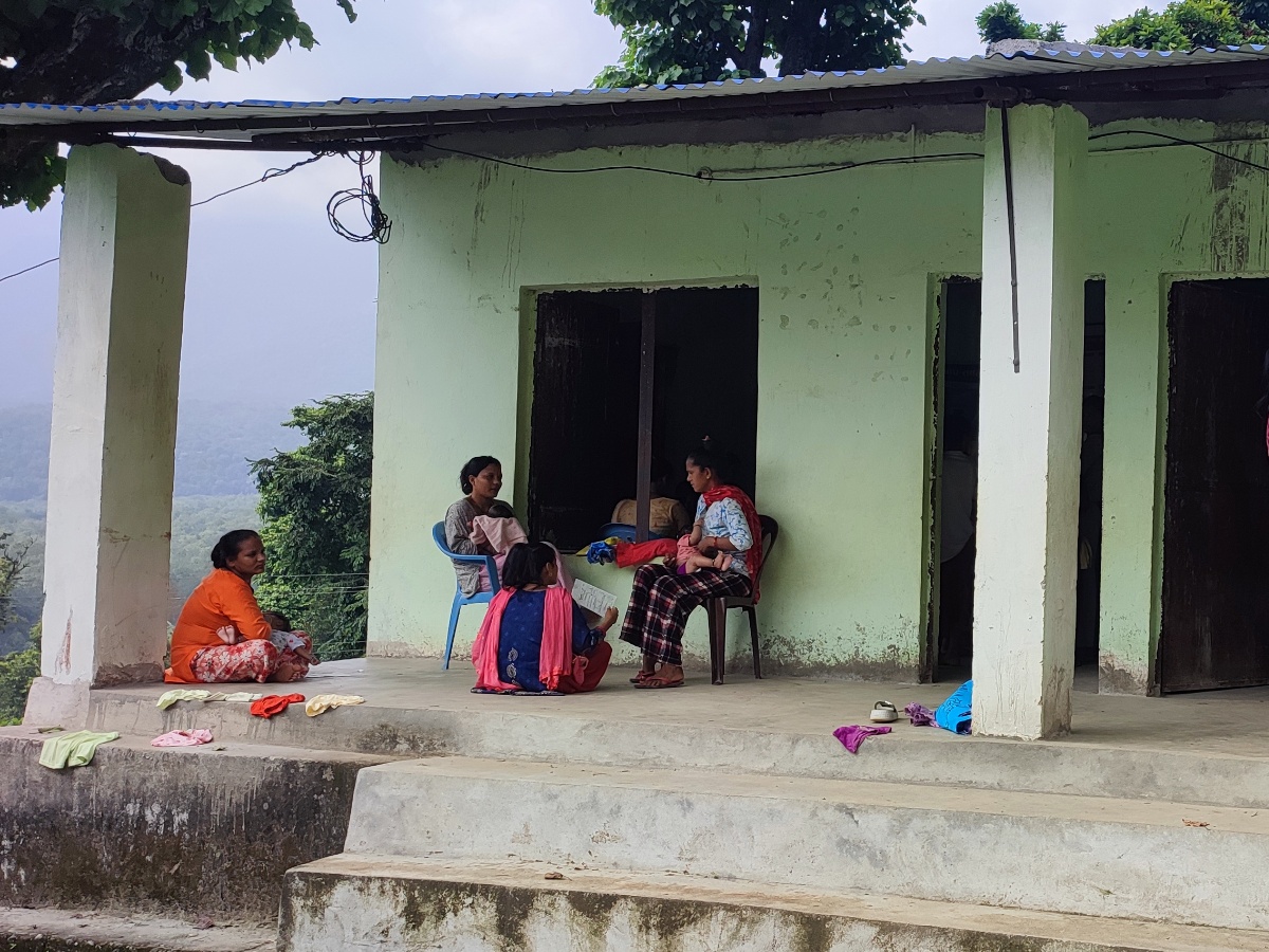 बर्थिङ सेन्टर पुग्न दुई घण्टा पैदल