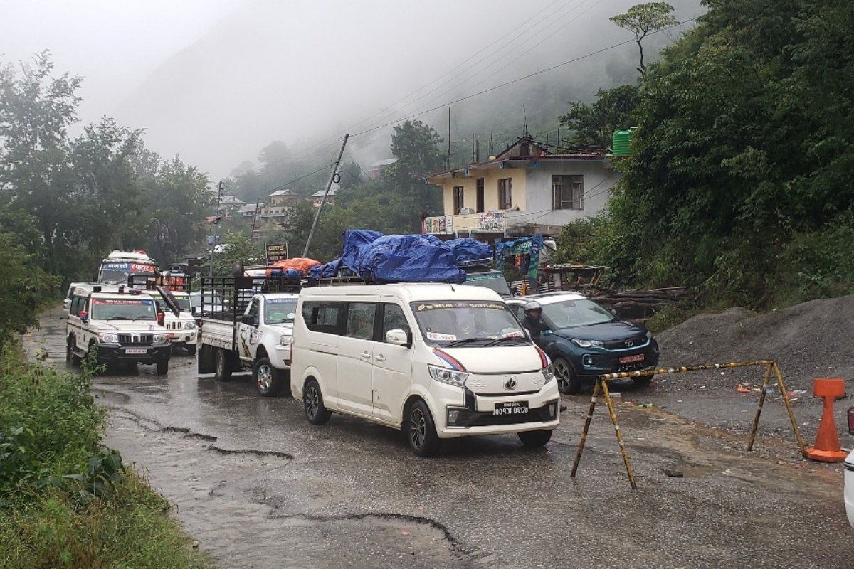 बीपी राजमार्गका विभिन्न स्थानमा पहिरो, यातायात अवरुद्ध