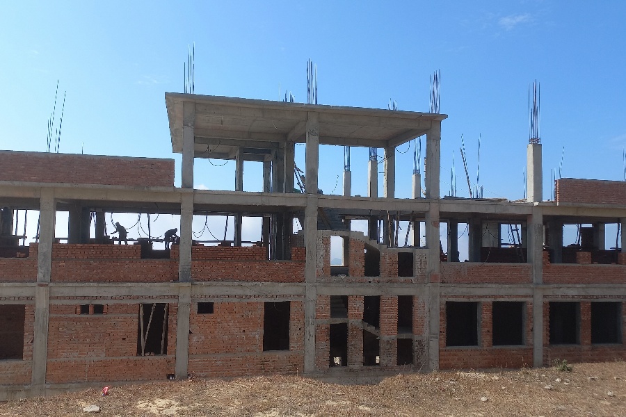 ठेकेदारको लापरबाहीले बराहपोखरीको प्रशासनिक भवन अलपत्र 