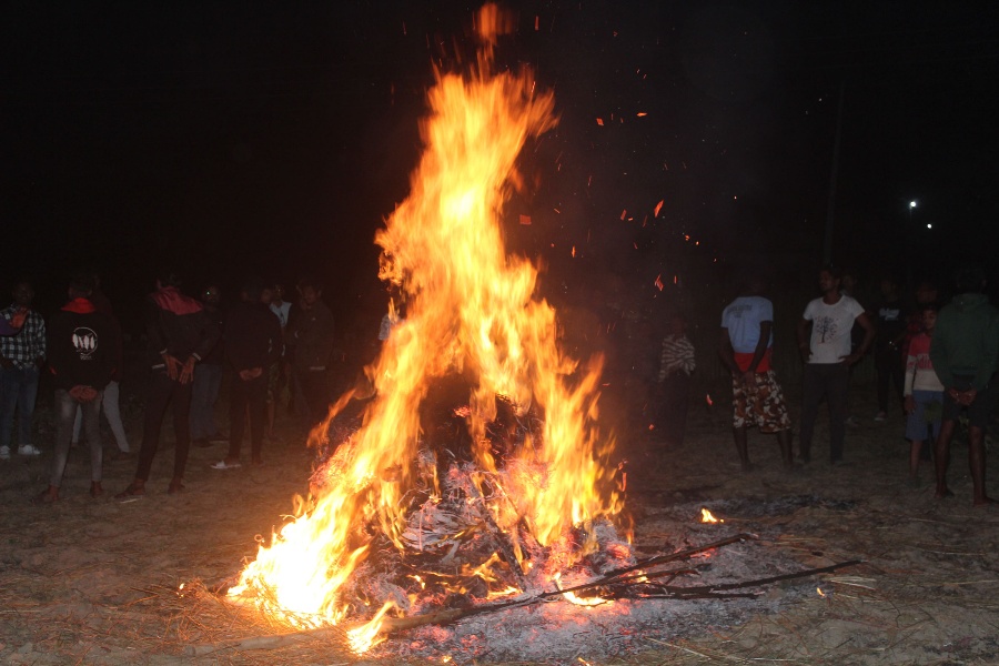 ‘आगो भित्र्याएर’ होली मनाउँदै थारू समुदाय