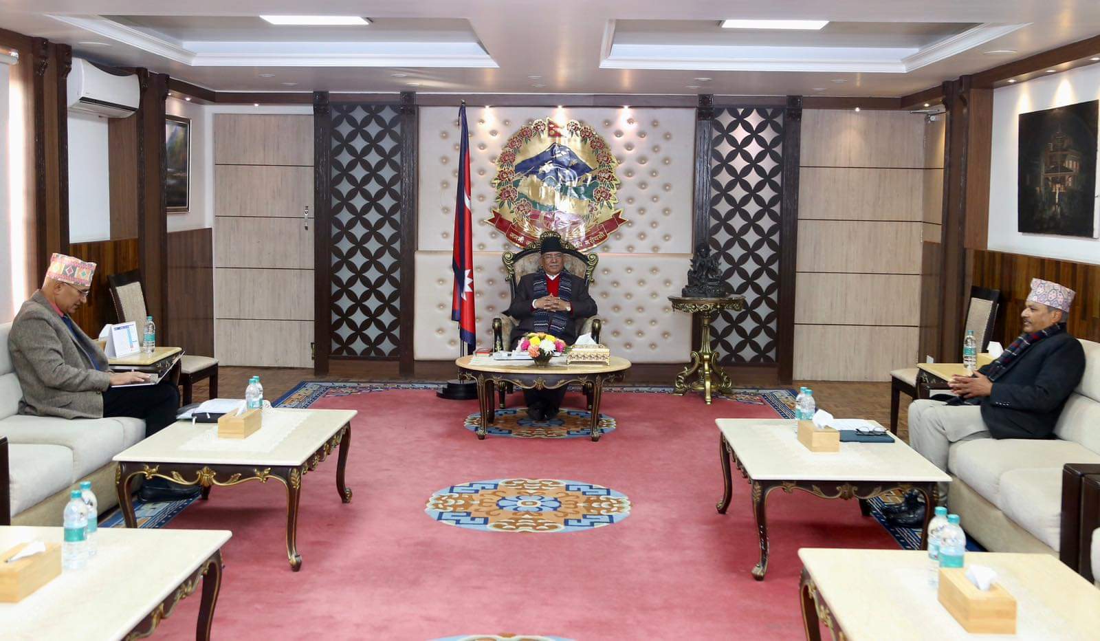 प्रधानमन्त्री दाहालद्वारा अर्थतन्त्रको अवस्थाबारे अर्थमन्त्री र गभर्नरसँग छलफल