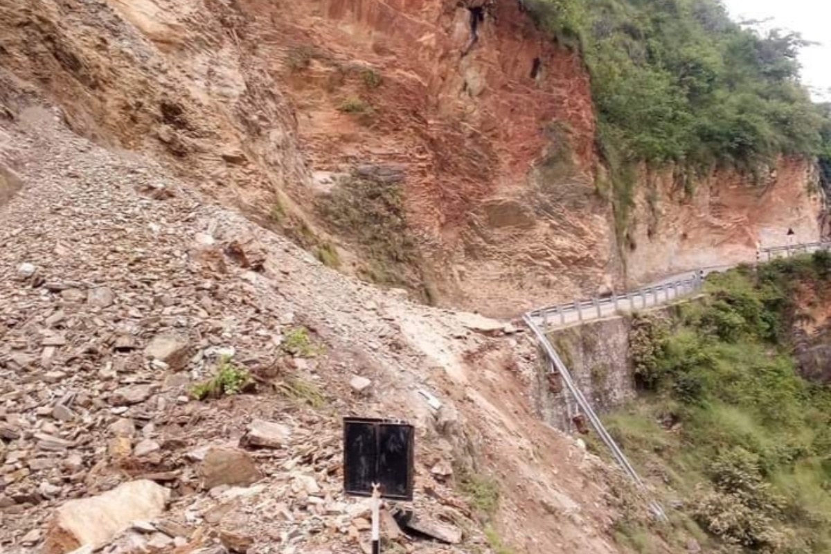 महाकाली राजमार्गमा सुख्खा पहिरो, सवारी आवागमन ठप्प