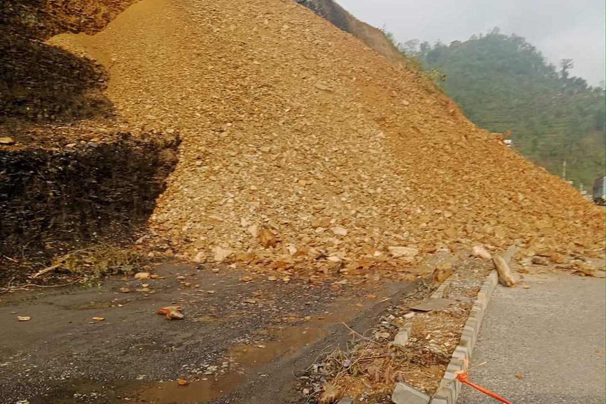 पहिरोले दमौली–डुम्रे सडक अवरुद्ध