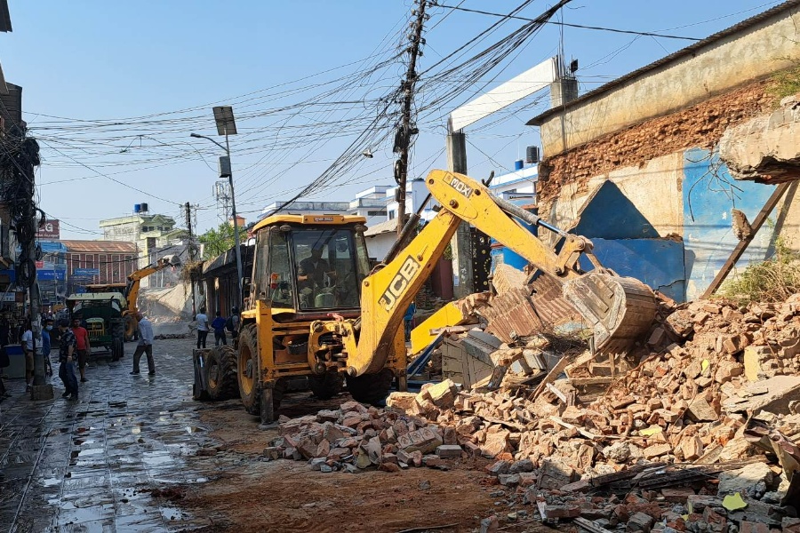 अव्यवस्थित घरटहरा भत्काउँदै तानसेन नगरपालिका 