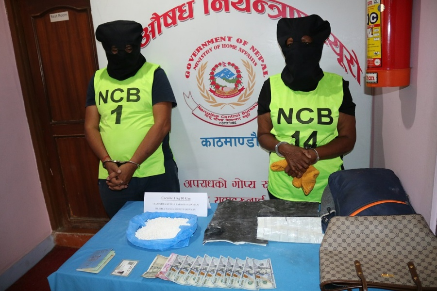 ठमेलबाट १ किलो कोकिनसहित भारतीय र केनियन नागरिक पक्राउ