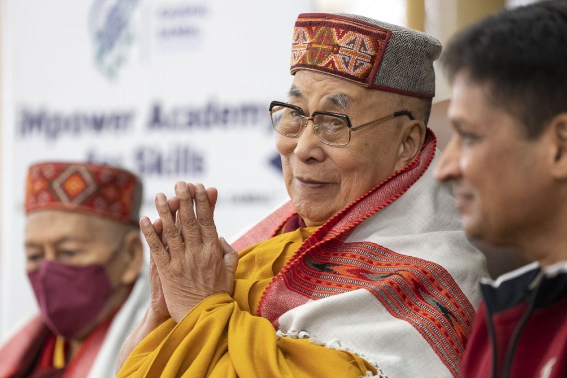 बालकलाई जिब्रोमा चुम्बन गर्न लगाएका दलाई लामाले मागे माफी