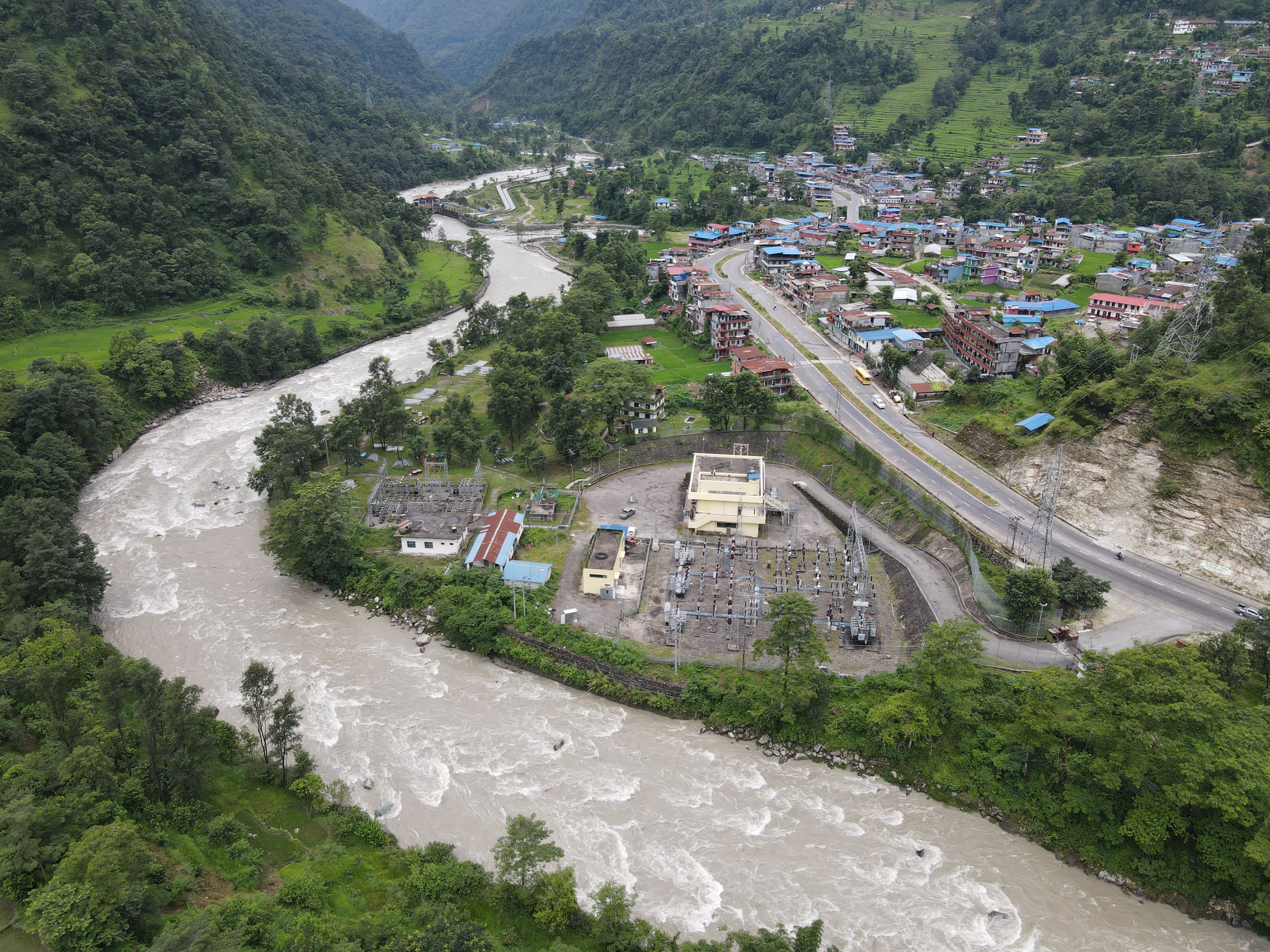 बिजुली खोलाको परिचय बनाउँदै मोदी खोला