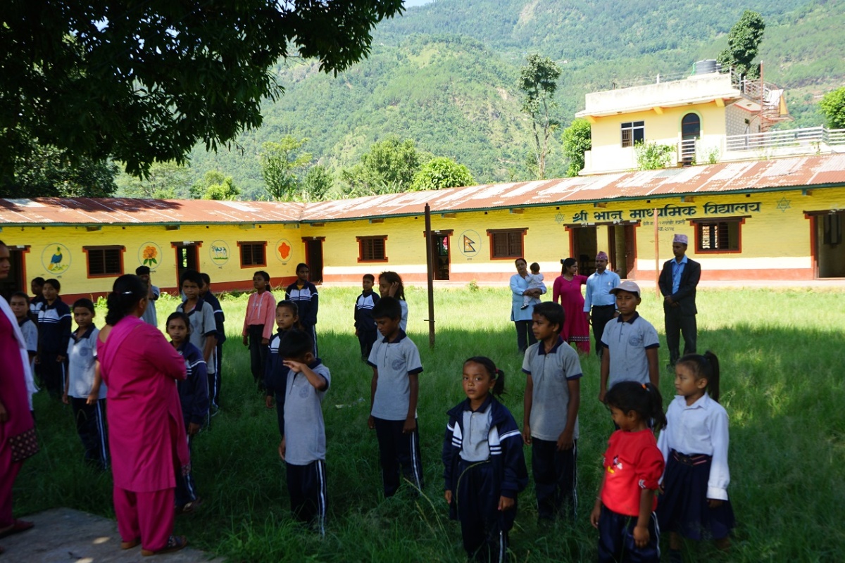 रित्ता कक्षाकोठा रुँगेर बस्छन् म्याग्दीका सामुदायिक विद्यालयका शिक्षक