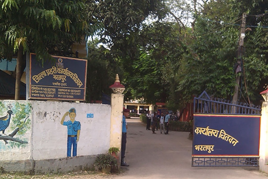 चितवनमा ‘विशेष प्रहरी’ भन्दै व्यवसायी धम्क्याउने ४ जना पक्राउ