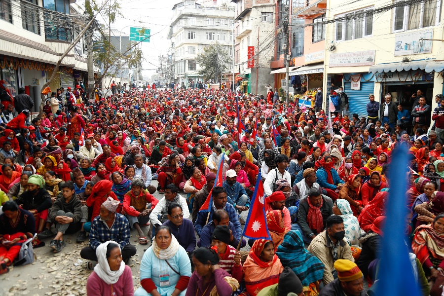 बालुवाटारमा लघुवित्त पीडितको प्रदर्शन (तस्वीरहरू)