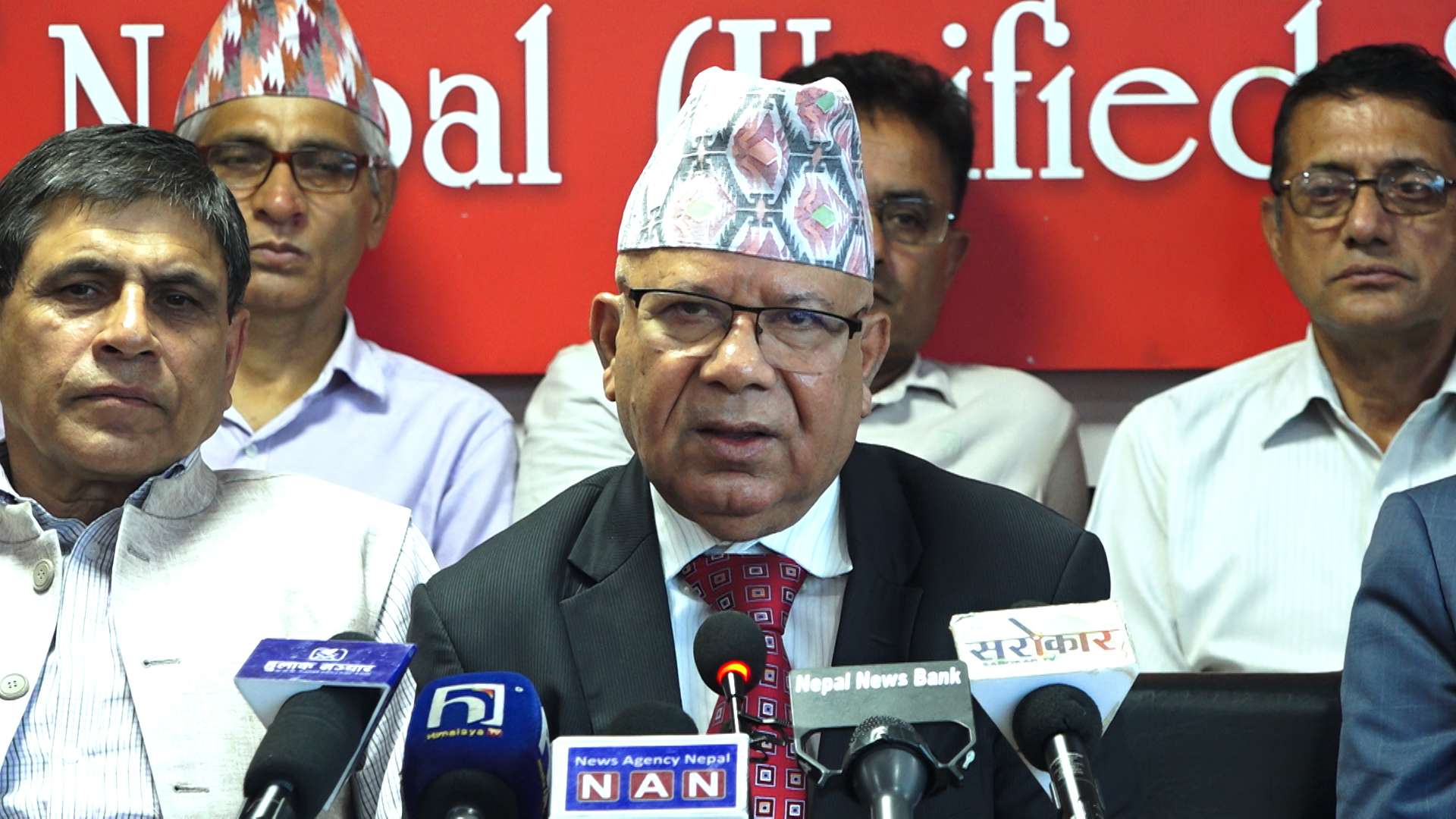 अन्धाधुन्ध रूपमा भइरहेको मूल्यवृद्धि नियन्त्रण गर्न सरकारले राम्रो प्रयत्न गरेन : माधव नेपाल