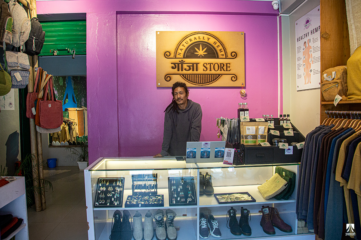 गाँजाबारेको धारणा बदल्न ‘गाँजा स्टोर’ चलाइरहेका विनायक