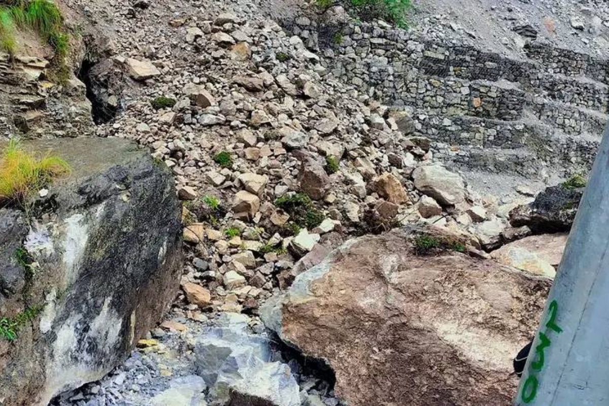 डुम्रे–बेँसीशहर सडकमा पहिरो, सवारी आवागमन ठप्प