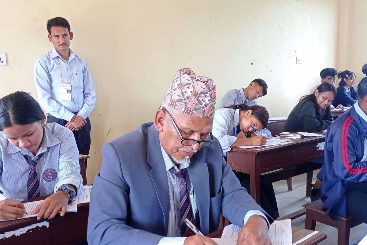 कक्षा १२ को परीक्षा दिँदै ६८ वर्षीय लालबहादुर, भन्छन्–स्नातकमा कानून पढ्छु