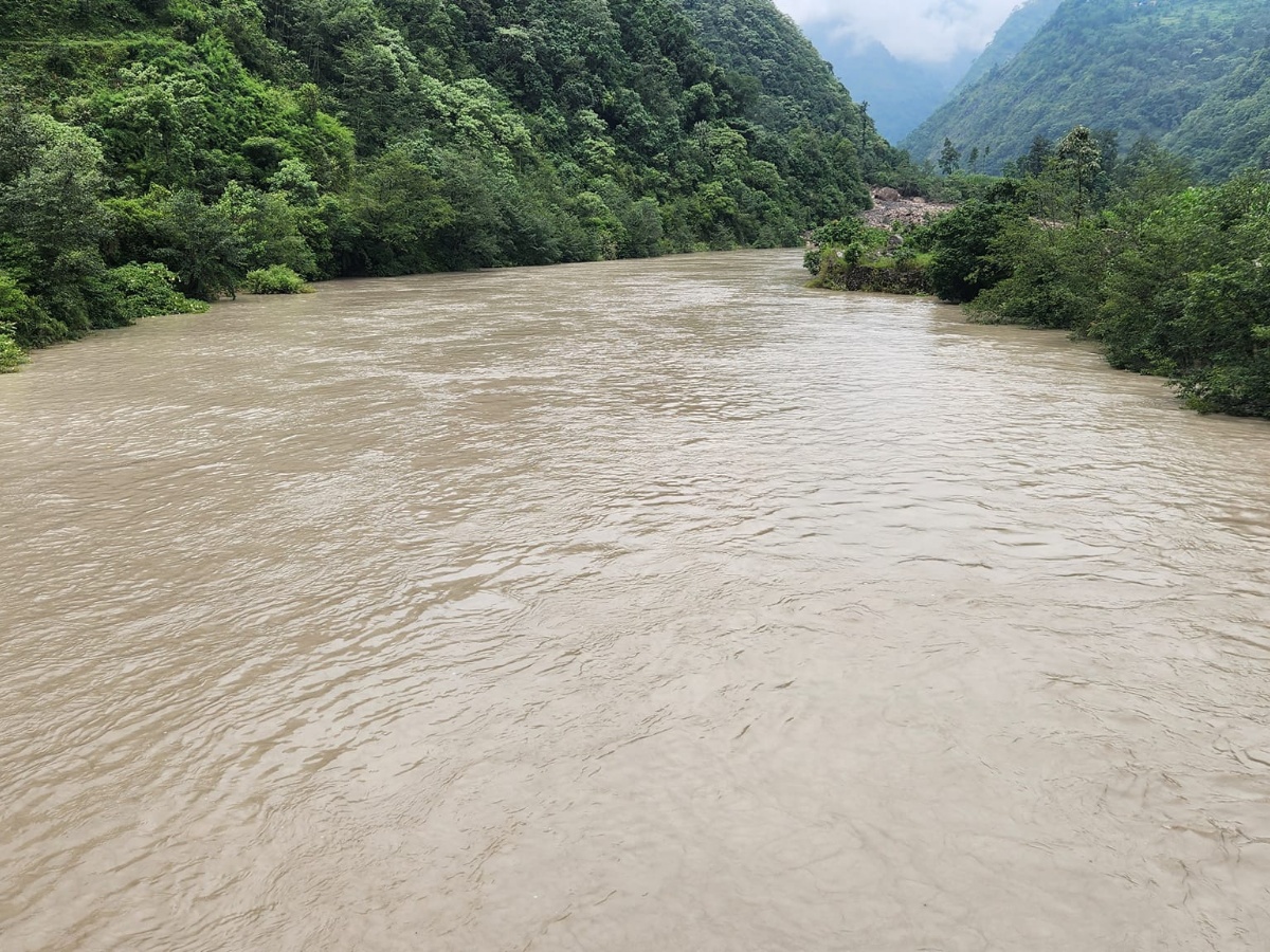 ताप्लेजुङको तापेथोकमा सिंसेवा खोलाको बाढीले तमोरमा बन्यो ड्याम, ४ वटा काठेपुल बगे