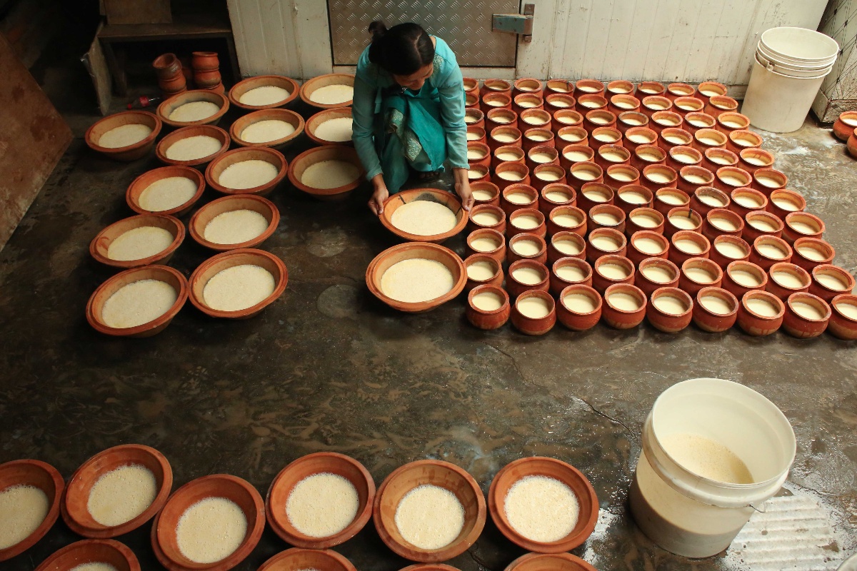 भक्तपुरमा जुजुधौ बनाउन व्यवसायीलाई भ्याईनभ्याई (तस्वीहरू)