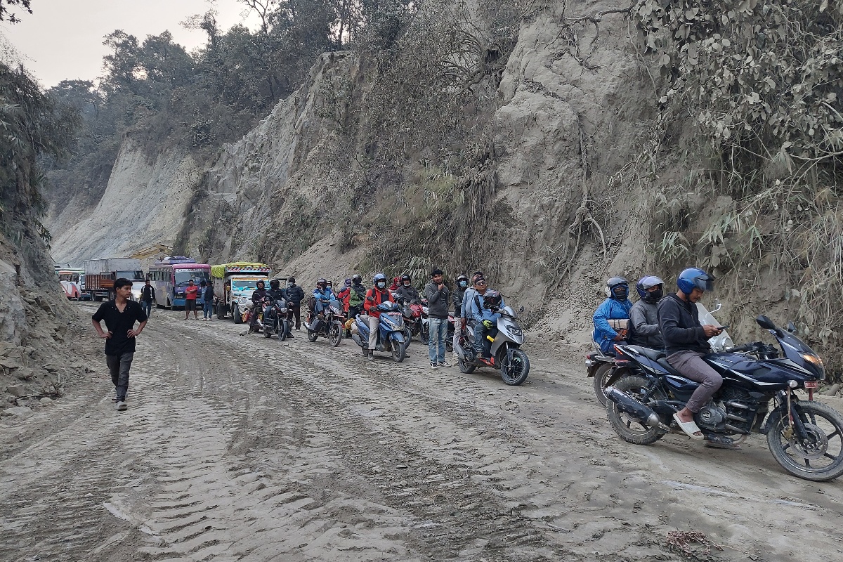 समयमा काम नहुँदा दाउन्ने सडकखण्डको यात्रा कष्टपूर्ण