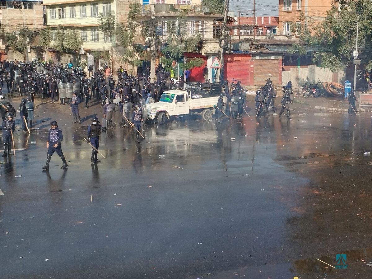 बल्खुमा प्रदर्शन उग्र बनेपछि प्रहरीले हान्यो टियर ग्यास