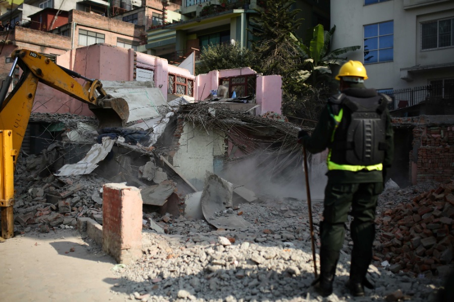 अनामनगरको धोबीखोला किनारमा महानगरले चलायो डोजर