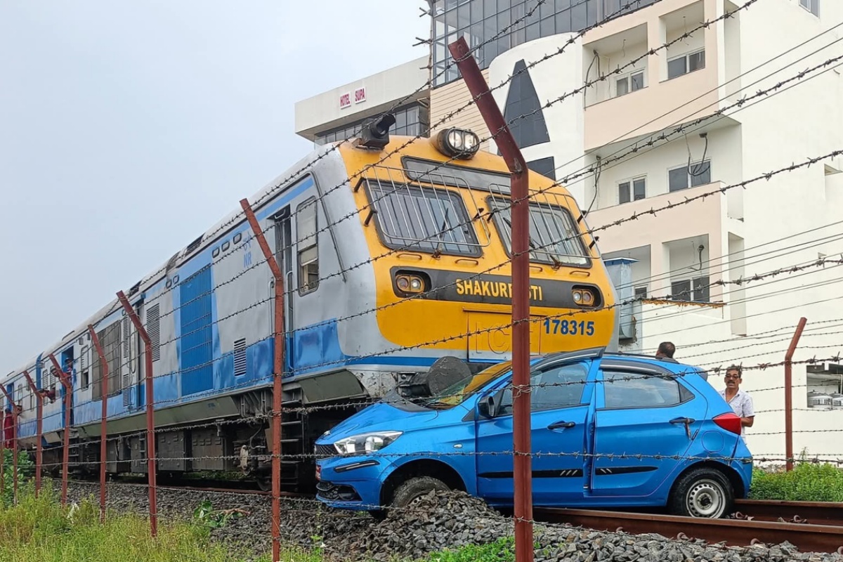 जनकपुरमा रेल र कार ठोक्किए