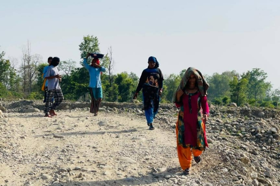 बालुवा छानेर विद्यालय खर्च जुटाउँदै विद्यार्थी