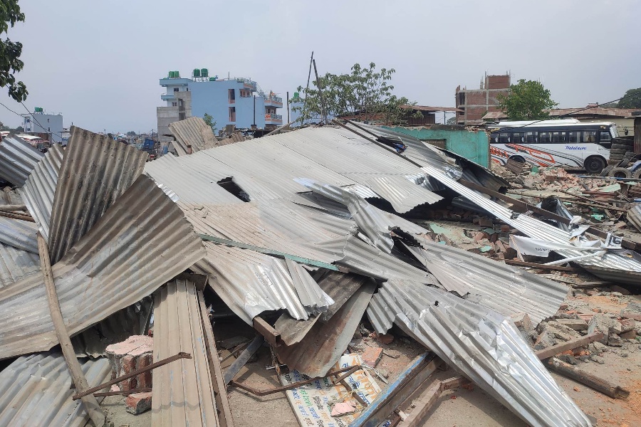 मनोहरा क्षेत्रका अतिक्रमित घरटहरा हटाइँदै