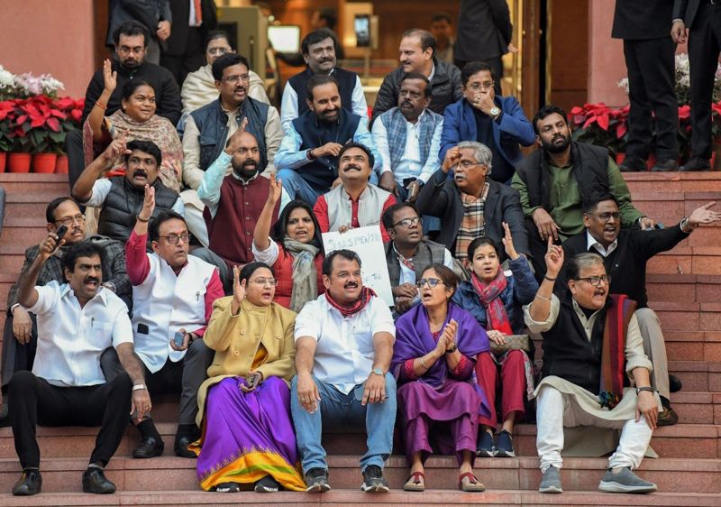 भारतमा विपक्षी दलका ७८ सांसद निलम्बित