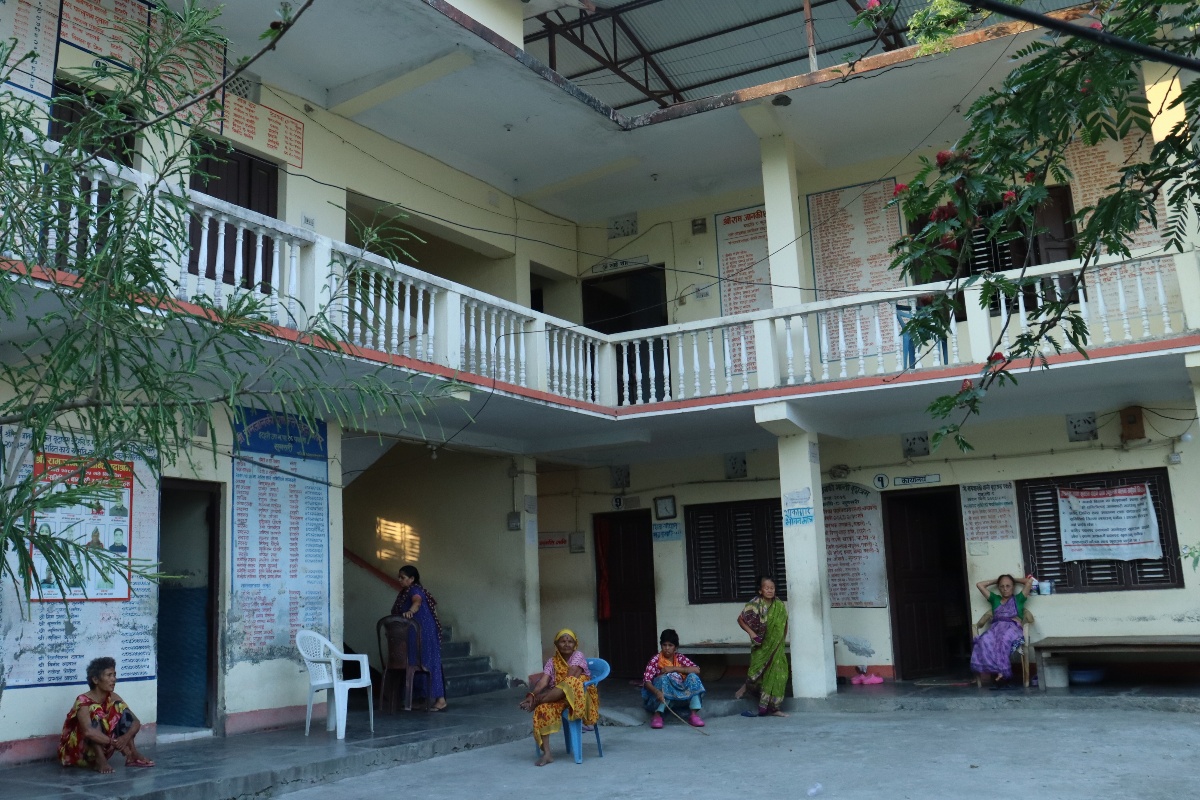 वृद्धाश्रममा परिवारको खुसी खोजिरहेका अनुहारहरू