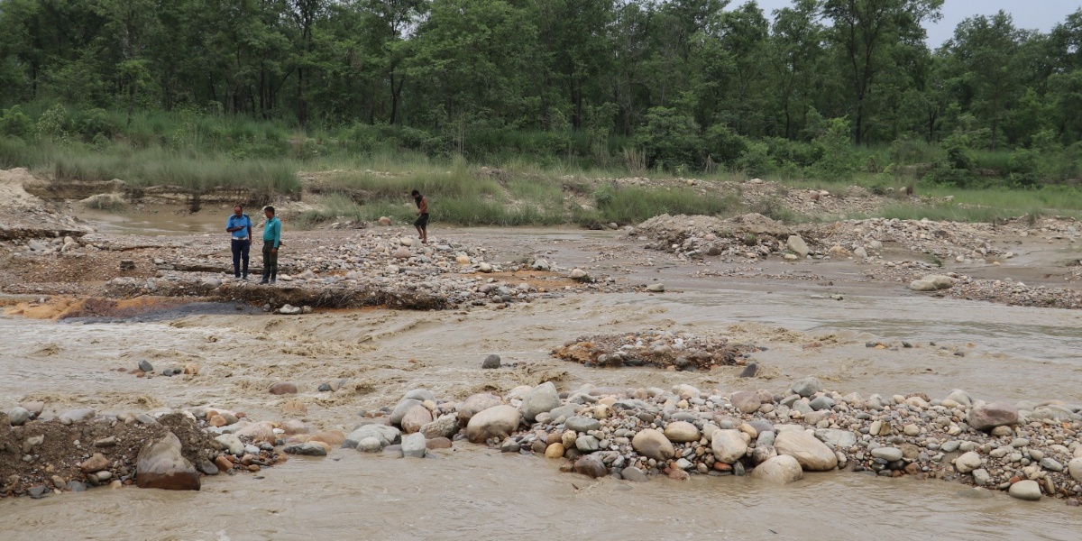 वर्षाले विभिन्न राजमार्गका ६ स्थानमा सडक अवरुद्ध