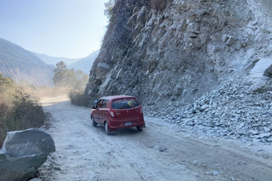 बागलुङ–बेनी सडक जीर्ण, कालोपत्र गर्न स्थानीयको माग 