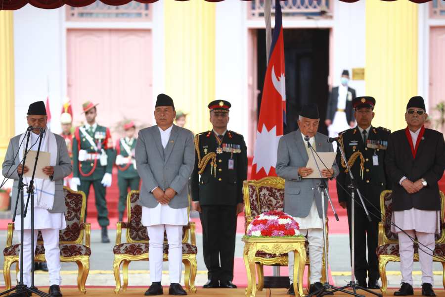 उपराष्ट्रपति यादवले लिए शपथ