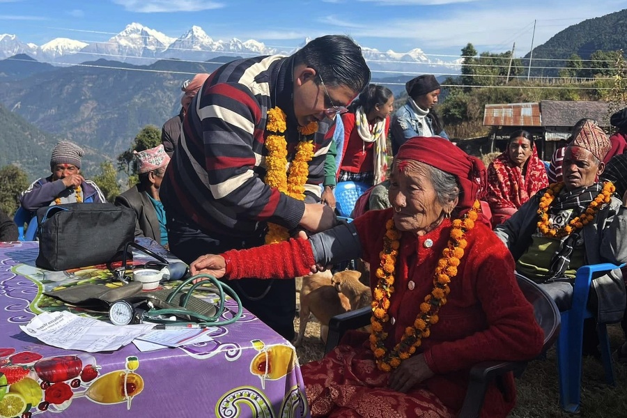 गाउँमा विशेषज्ञ स्वास्थ्य शिविर: उपचार पाउँदा दंग छन् स्थानीय
