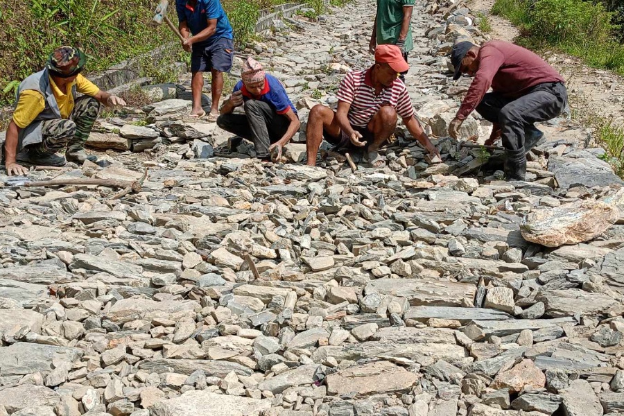 ठेकेदारले अलपत्र पारेको सडक श्रमदानमार्फत स्थानीयले गरे मर्मत