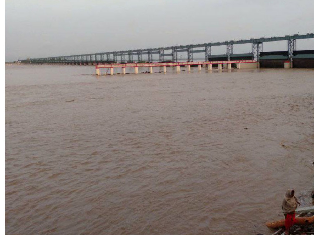 जलसतह बढेपछि सप्तकोशीका ४१ ढोका खोलिए