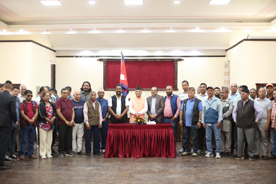 सर्वोच्चको आदेश पुनर्वलोकनको माग गर्दै संघर्ष समितिले बुझायो प्रधानमन्त्रीलाई ज्ञापनपत्र